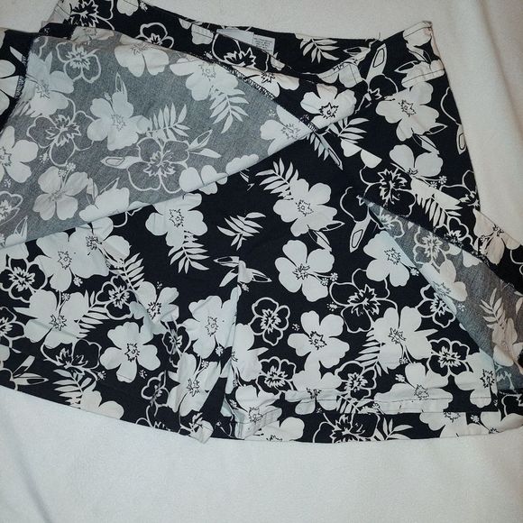 FloralĀ A-lineāSkort - Picture 3 of 4